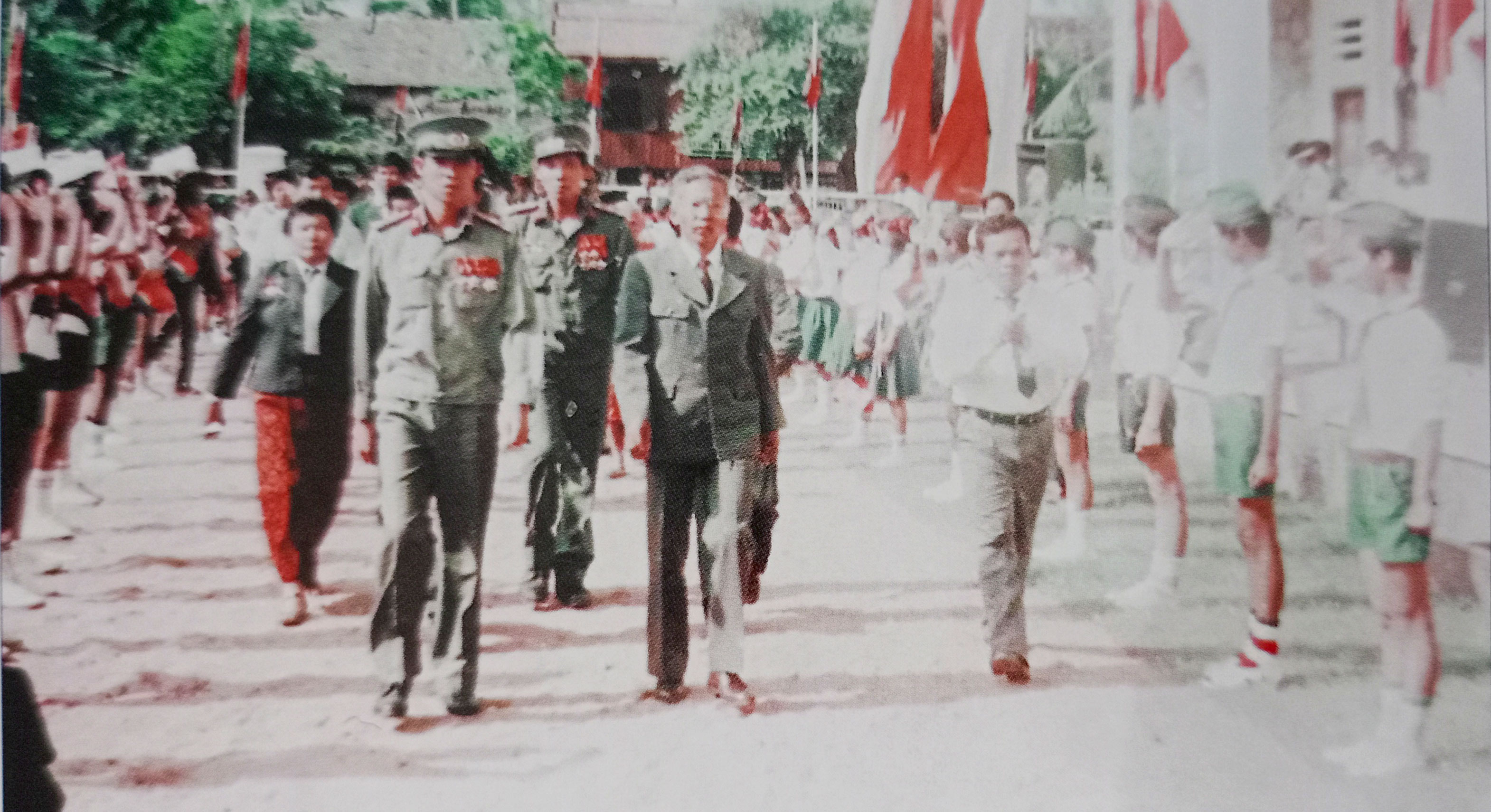 Pursat Provincial Party Committee, People's Committee, and Provincial Military Command held a rally with the people to see off Military Group 9903 returning home (September 25, 1989). Photo: T.N.