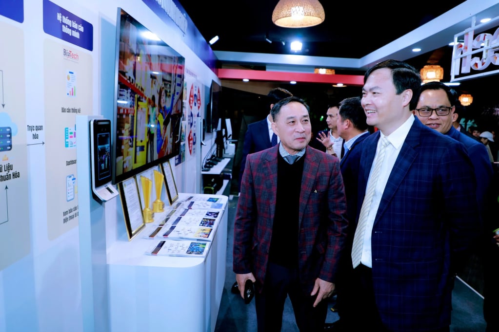 Los delegados y la gente visitan los stands que presentan productos tecnológicos.