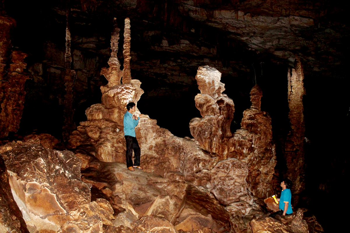 Estalactitas y sistema de estalactitas en la cueva Sang Pa, comuna de Duong Thuong (Yen Minh).