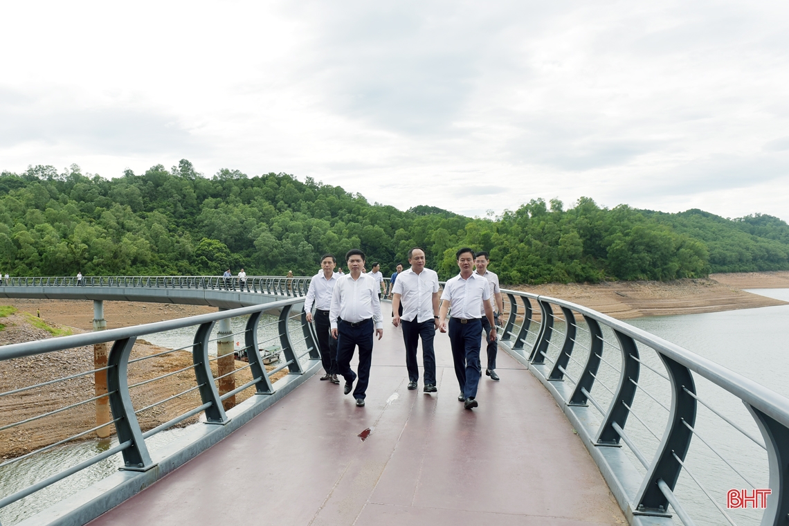 Ha Nam province delegation offers incense at some red addresses in Ha Tinh