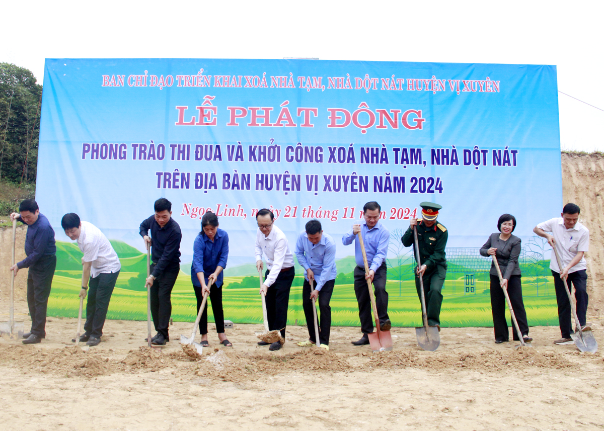 Phó Bí thư Thường trực Tỉnh ủy, Chủ tịch HĐND tỉnh Thào Hồng Sơn, lãnh đạo huyện Vị Xuyên, các đơn vị, doanh nghiệp và chủ hộ khởi công xây nhà ở cho gia đình anh Mùng Văn Chiến.