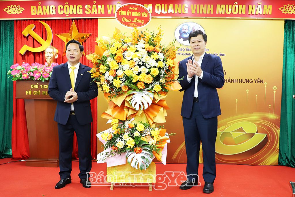 Comrade Tran Quoc Toan, Standing Deputy Secretary of the Provincial Party Committee, Chairman of the Provincial People's Council presented flowers to congratulate the Party Cell of Loc Phat Vietnam Joint Stock Commercial Bank - Hung Yen Branch.
