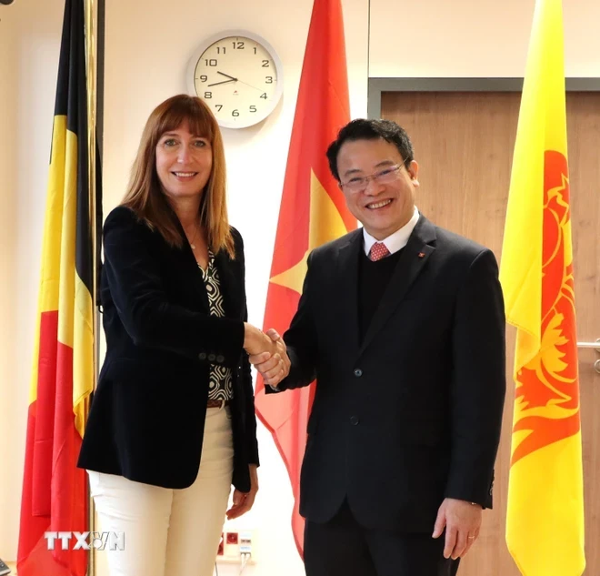 El Viceministro de Planificación e Inversiones, Tran Quoc Phuong, y la Sra. Pascale Delcomminette, Directora General de la Diplomacia Regional Valonia-Bruselas. (Foto: Huong Giang/VNA)