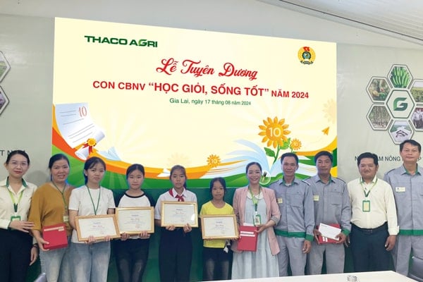 Các-em-nhận-khen-thưởng-“Học-giỏi-–-Sống-tốt”-năm-2024-tại-Xí-nghiệp-Chăn-nuôi-Bò-Ia-Puch