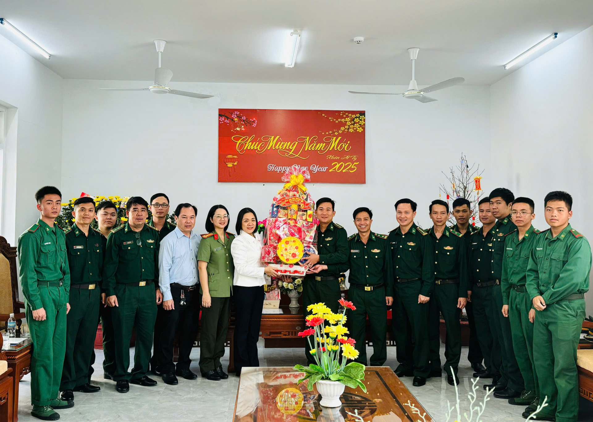 Tran Thu Mai 여사와 실무 대표단 대표들이 설날을 맞아 Vinh Luong 국경 경비대를 축하했습니다.