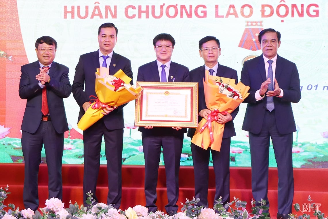 บริษัท Ha Tinh Urban Construction and Environment Joint Stock Company ได้รับรางวัลเหรียญแรงงานชั้นหนึ่ง