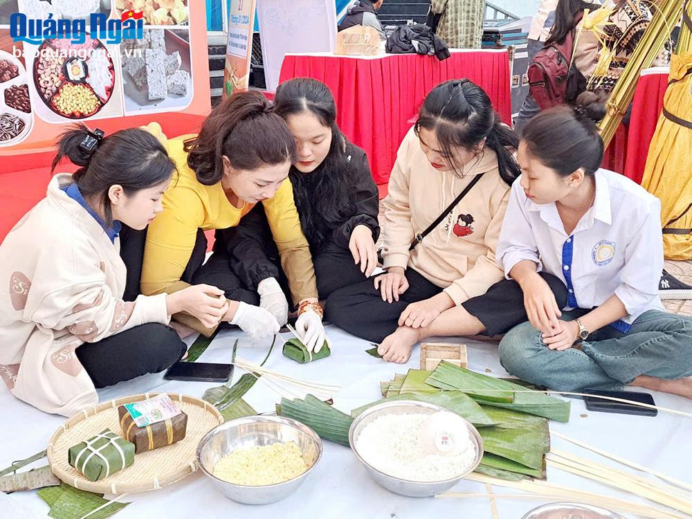 La Sra. Ton Thi Quynh My, de la ciudad de Tinh Ha (Son Tinh), enseña a los adolescentes cómo hacer banh chung y banh tet.