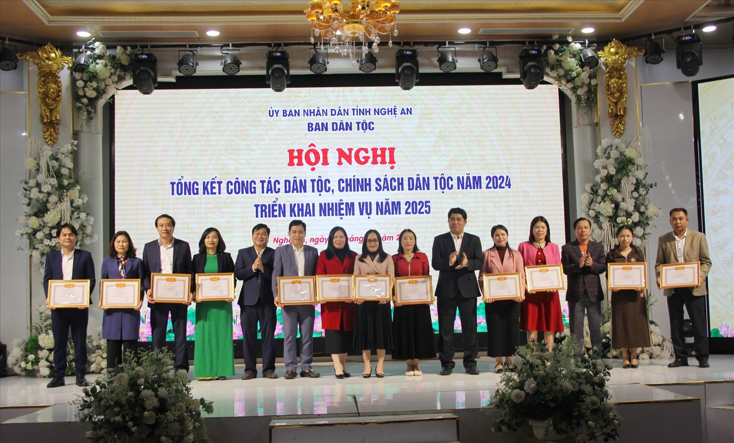 Trưởng Ban Dân tộc tỉnh Nghệ An Vi Văn Sơn trao giấy khen cho các tập thể và cá nhân có nhiều thành tích xuất sắc trong thực hiện công tác dân tộc và chính sách dân tộc năm 2024