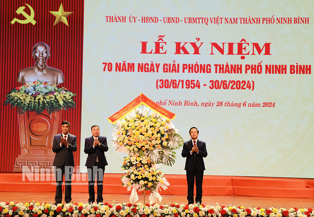 Kỷ niệm 70 năm Ngày giải phóng thành phố Ninh Bình Thắp lên niềm tin khơi dậy khát vọng phát triển