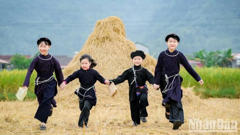 Traditionelle Trachten der ethnischen Gruppe der Tay werden von Schülern der Bac Quynh Secondary School im Bezirk Bac Son (Lang Son) während des Unterrichts häufig getragen.