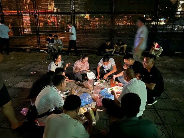 Vente aux enchères de terrains de nuit dans un quartier suburbain de Hanoi, le lot le plus élevé payé 133,3 millions de VND/m2 photo 3