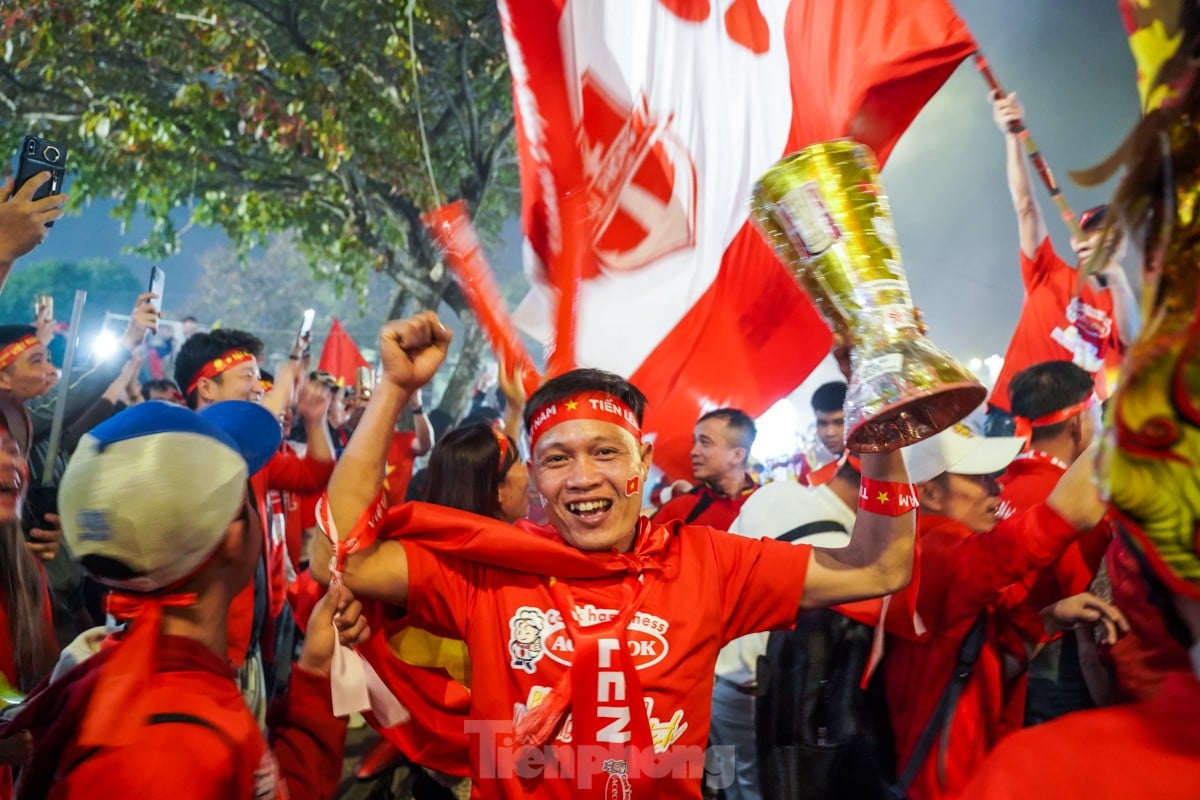 Des foules de personnes « prennent d'assaut » le stade Viet Tri pour célébrer la victoire du Vietnam sur la Thaïlande, photo 7