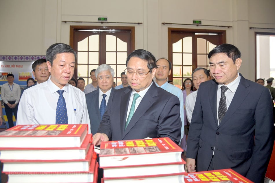 Lanzamiento de una serie de libros en conmemoración del 70º aniversario de la victoria de Dien Bien Phu