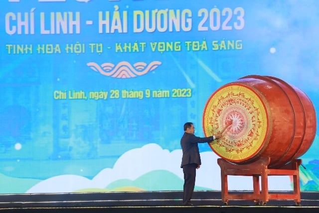 Comrade Tran Duc Thang, Member of the Party Central Committee, Secretary of the Provincial Party Committee, beat the drum to open the Festival.