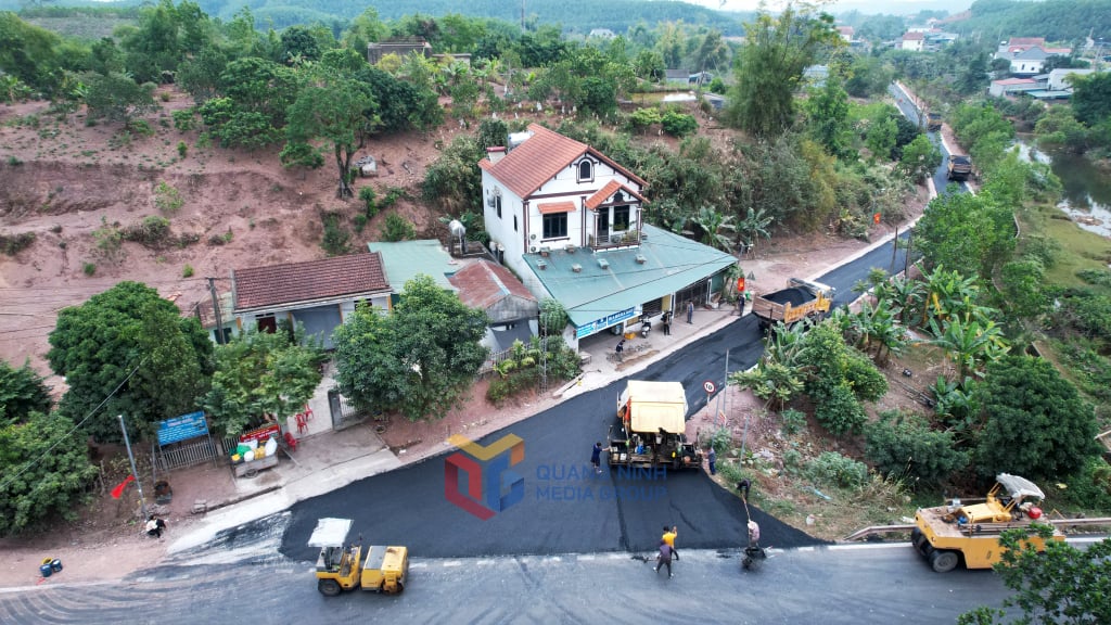 Tuyến đường trục chính xã Đường Hoa (H.Hải Hà) nối QL18 đang được gấp rút thảm nhựa mặt đường và một số hạng mục phụ trợ để đưa vào sử dụng trước ngày đầu tiên năm mới 2025