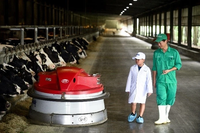 Vinamilk spreads environmental protection awareness to students through the super milk factory and Green Farm photo 2
