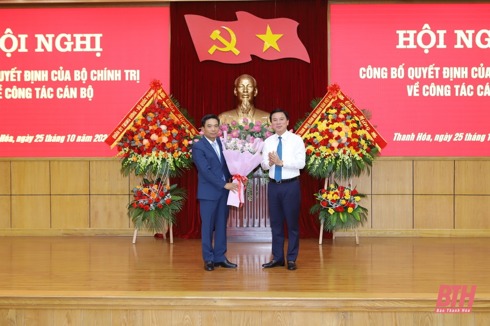 Images at the conference announcing the Politburo's decision to appoint Senior Lieutenant General Nguyen Doan Anh to hold the position of Secretary of Thanh Hoa Provincial Party Committee