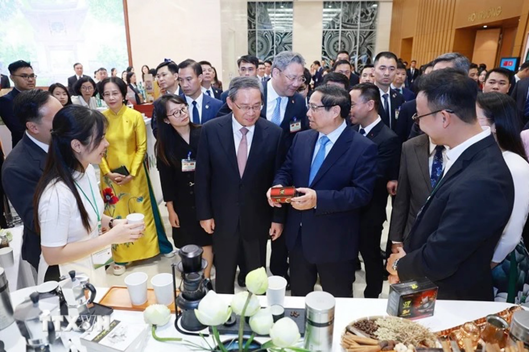 Chinesischer Premierminister besucht Vietnam.jpg