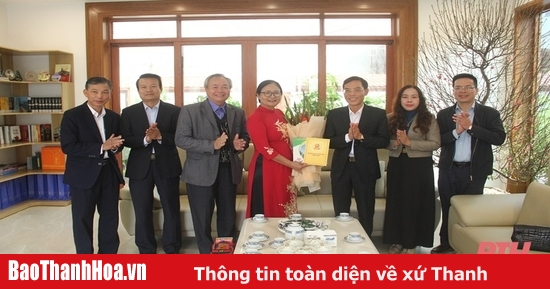 Vice Chairman of the Provincial People's Committee Dau Thanh Tung visited and wished Happy New Year to outstanding intellectuals, artists, coaches and athletes.