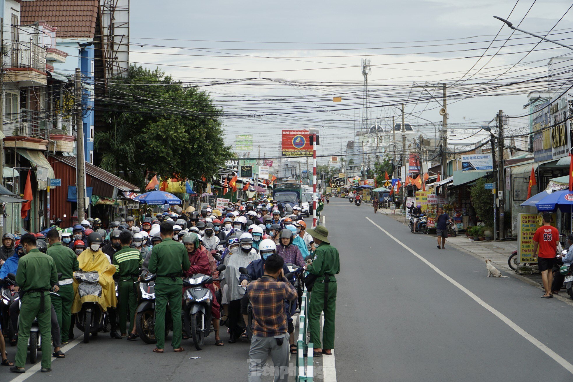 ស្ទះចរាចរណ៍រាប់គីឡូម៉ែត្រ រង់ចាំឆ្លងសាឡាង Cat Lai ទៅទីក្រុងហូជីមិញ រូបថត ១០