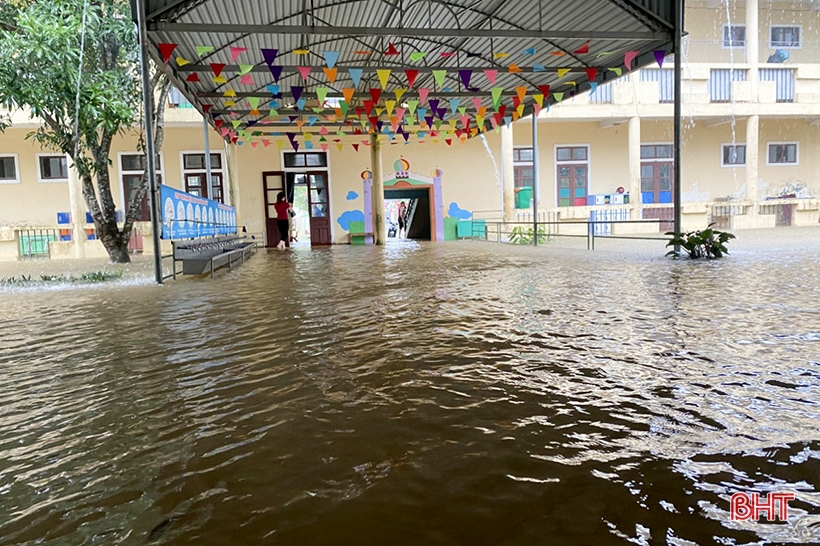 大雨で多くの家が浸水し、生徒たちは学校を休んだ。