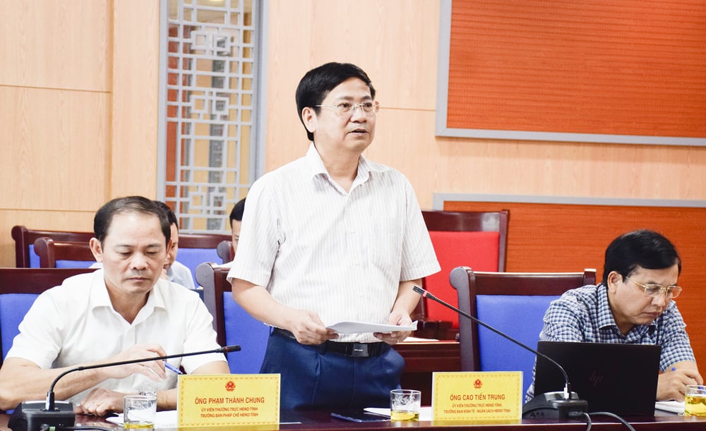 Comrade Cao Tien Trung - Head of the Economic - Budget Committee of the Provincial People's Council presented the results of the thematic supervision of the Provincial People's Council and the Resolution on the results of the thematic supervision.