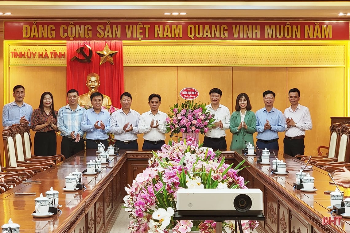 Lãnh đạo Hà Tĩnh chúc mừng ngày truyền thống các ban xây dựng Đảng, Văn phòng cấp ủy và hội nông dân