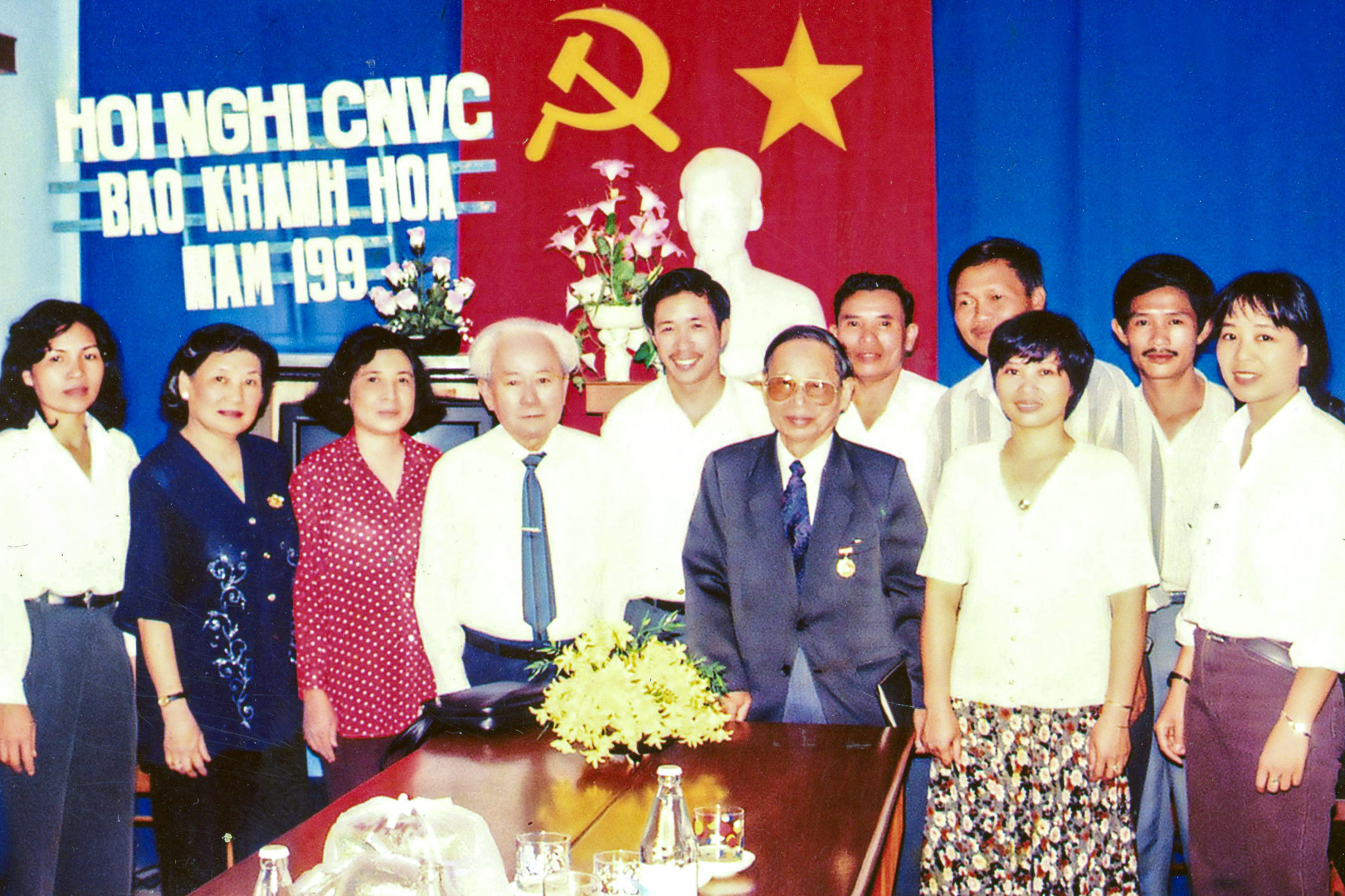 Le journaliste Ly Van Sau (5e à partir de la gauche) prend une photo souvenir avec les dirigeants du journal Khanh Hoa lors d'une visite à la rédaction. (Photo : gracieuseté)