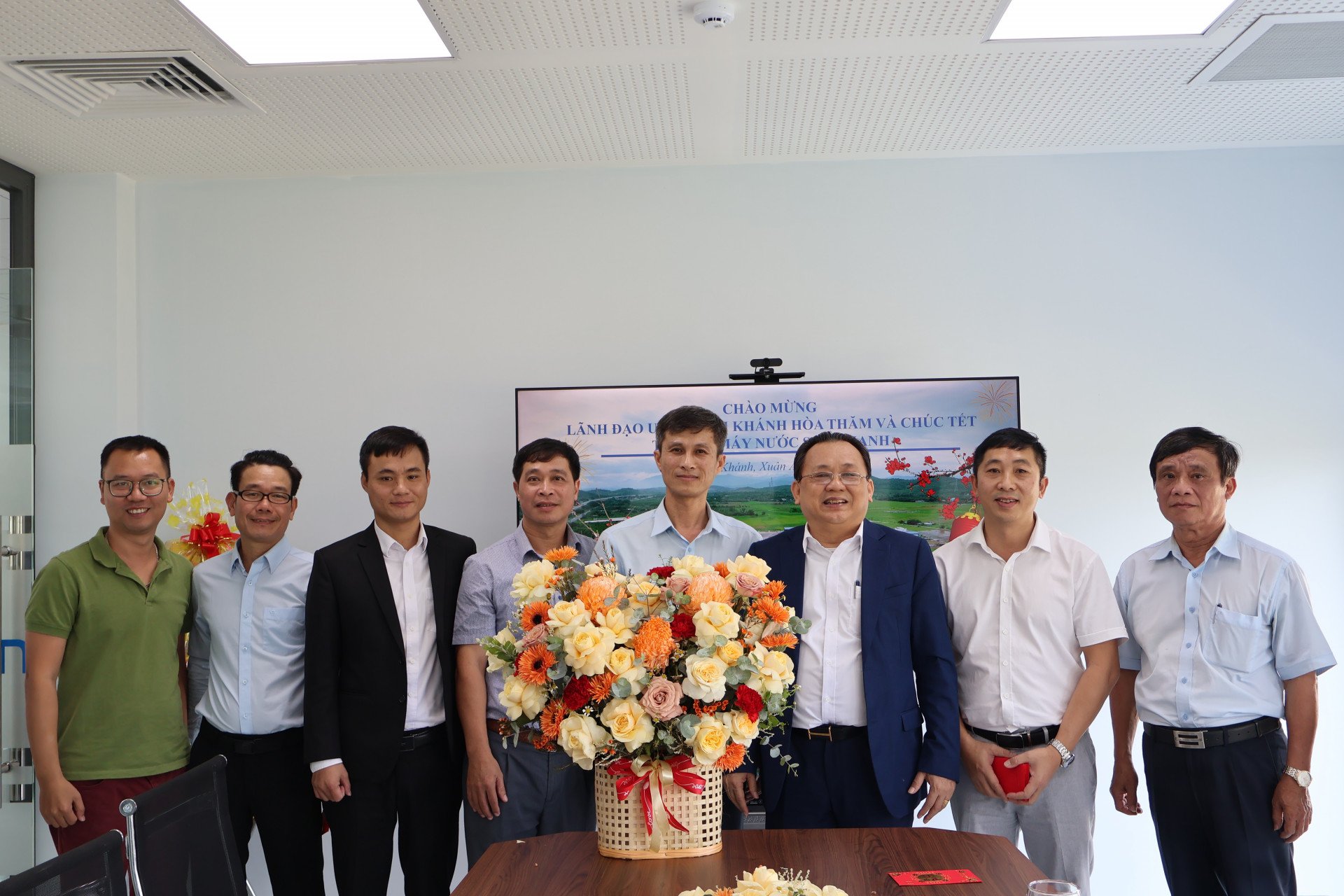 M. Le Huu Hoang a visité et souhaité une bonne année à la société par actions d'investissement dans la construction d'approvisionnement en eau et de drainage de Son Thanh.