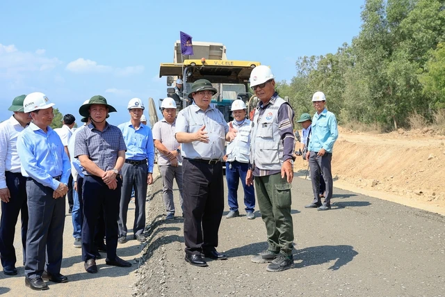 Prime Minister inspects site, urges many key highway projects on holiday