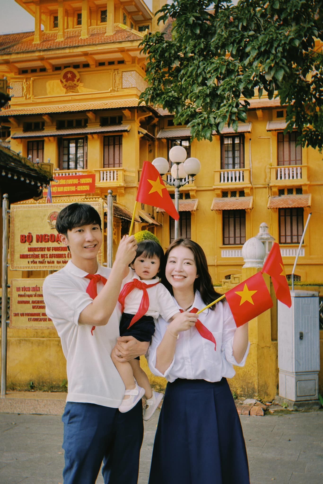 Trend of taking photos with the national flag and singing the national anthem on National Day September 2nd photo 6