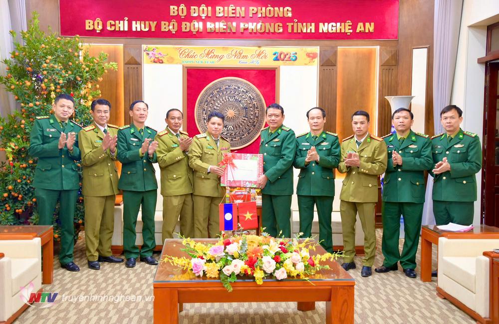 Provincial Police of Hua Phan Provincial Police, Lao PDR, presented gifts and wished a Happy Lunar New Year 2025 to Nghe An Border Guard.