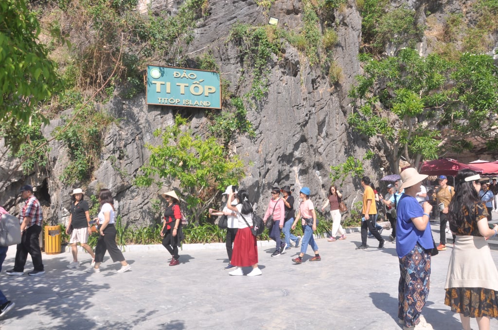 Los turistas visitan la isla Ti Top en la bahía de Ha Long.