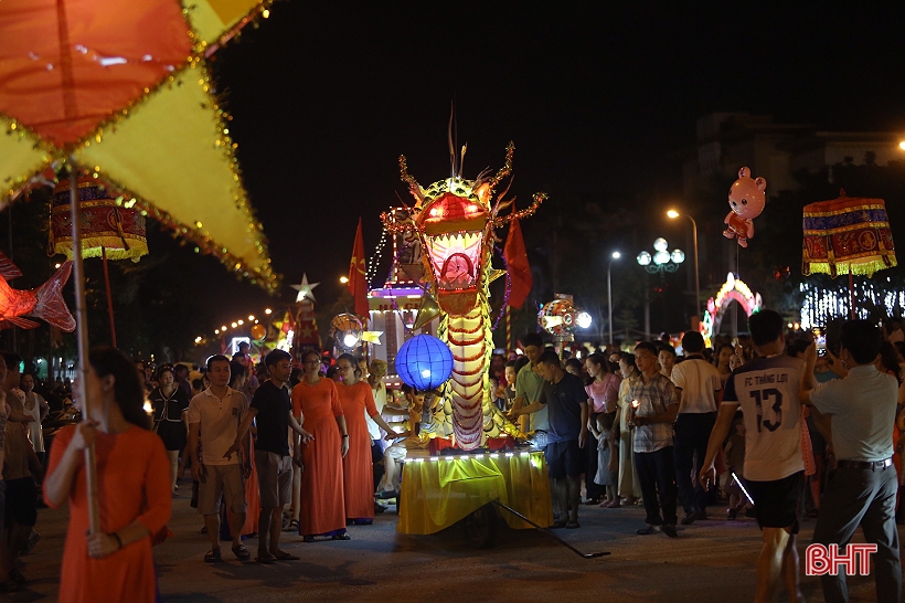 Tưng bừng lễ hội “Thành Sen rước đèn Trung thu”