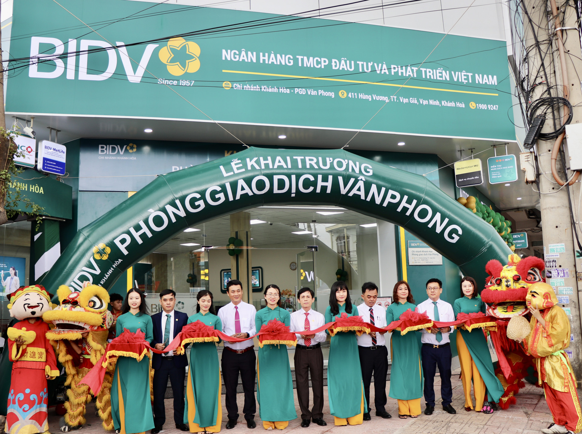 代表者たちはヴァンフォン取引事務所 - BIDV カインホア支店の開設式でテープカットを行いました。