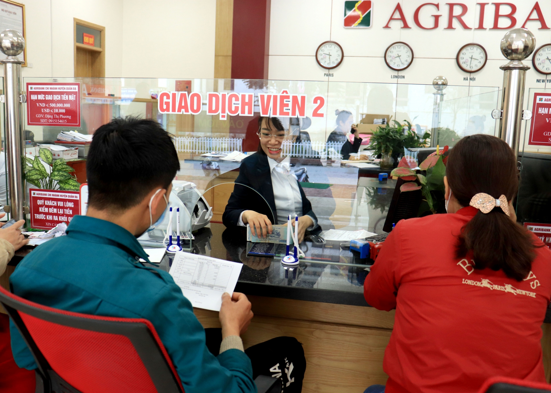 Khách hàng giao dịch tại quầy giao dịch Agribank Quản Bạ.