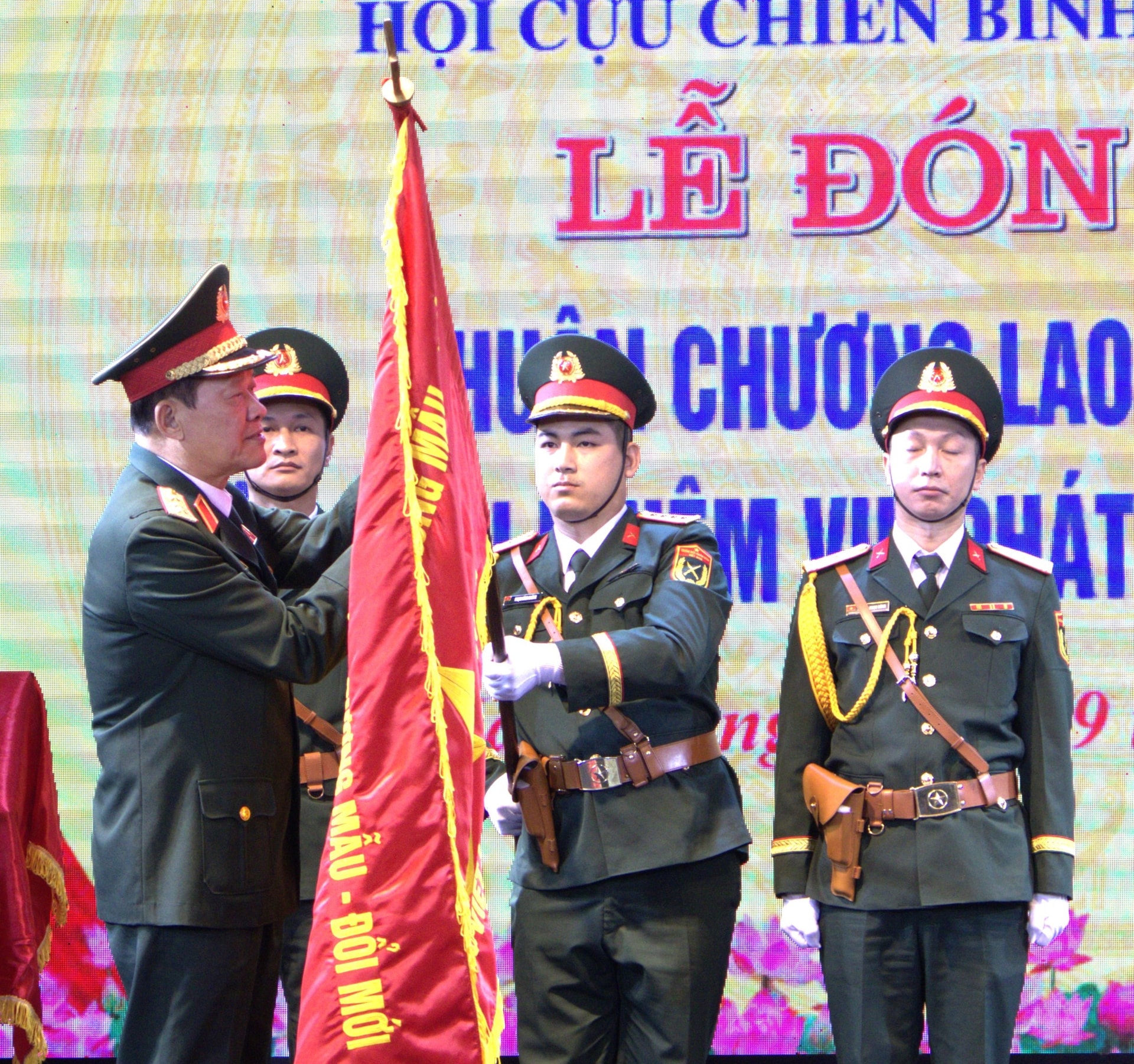 Hai Duong Province Veterans Association received the Second Class Labor Medal