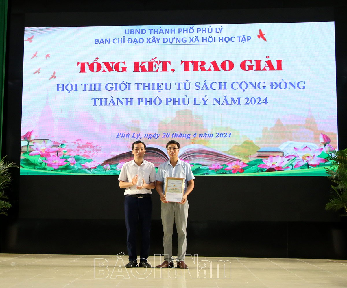 Phu Ly City Summarizes and awards the 2024 Community Bookcase Introduction Contest