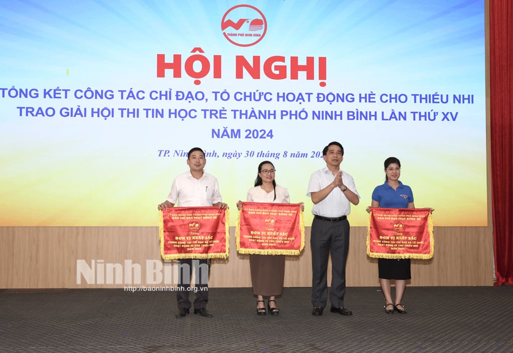 La ciudad de Ninh Binh resume el trabajo de dirección de la organización de actividades de verano para niños.