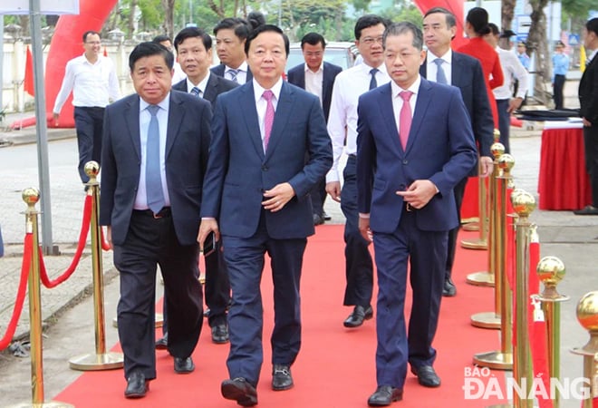 Deputy Prime Minister Tran Hong Ha (center), Minister of Planning and Investment Nguyen Chi Dung (left), and Secretary of the City Party Committee Nguyen Van Quang (right) attended the groundbreaking ceremony. Photo: THANH LAN