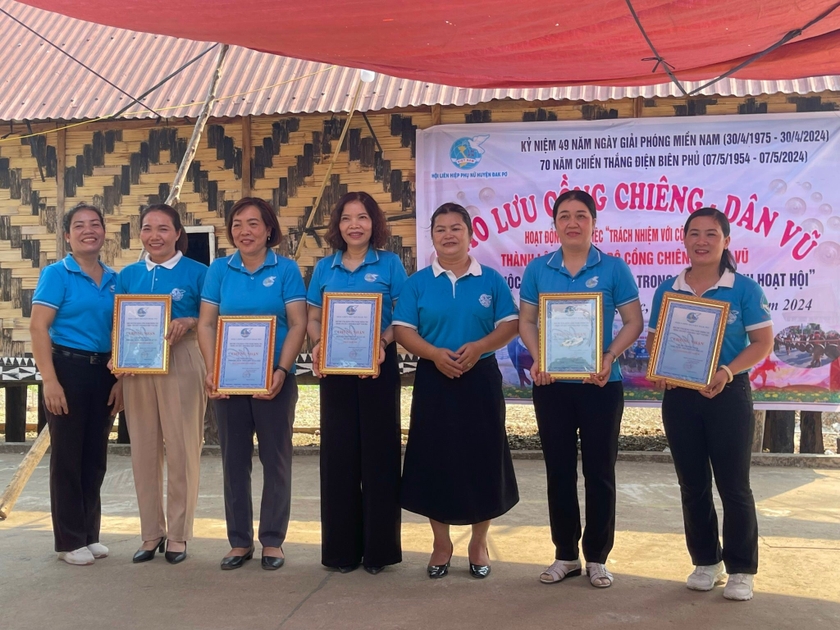 Hội LHPN huyện trao giải cuộc thi “Ứng dụng công nghệ thông tin trong tổ chức sinh hoạt hội". Ảnh: Lan Anh