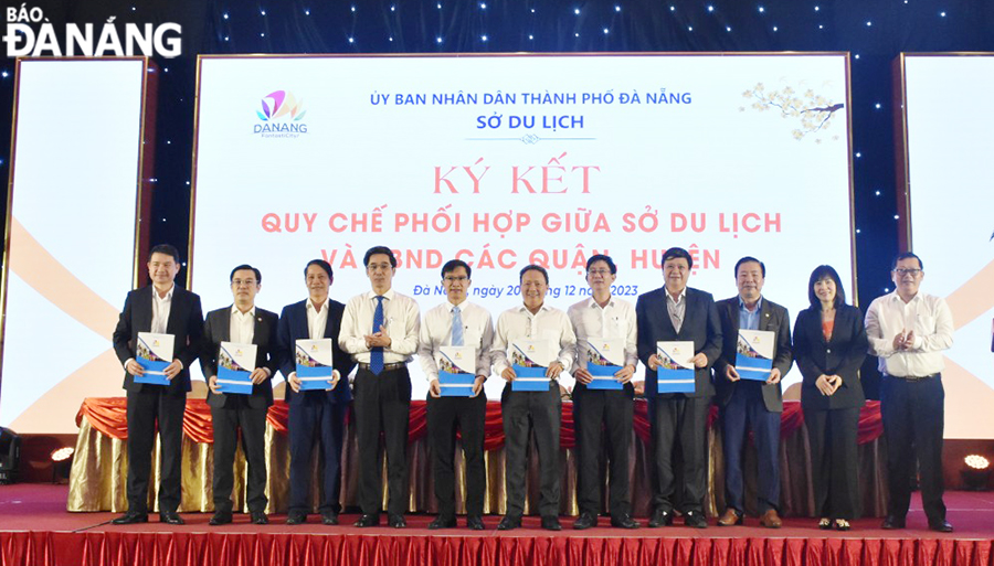 Vice Chairman of the City People's Committee Tran Chi Cuong witnessed the representative of the Department of Tourism signing the coordination regulations with the People's Committees of districts. Photo: THU HA