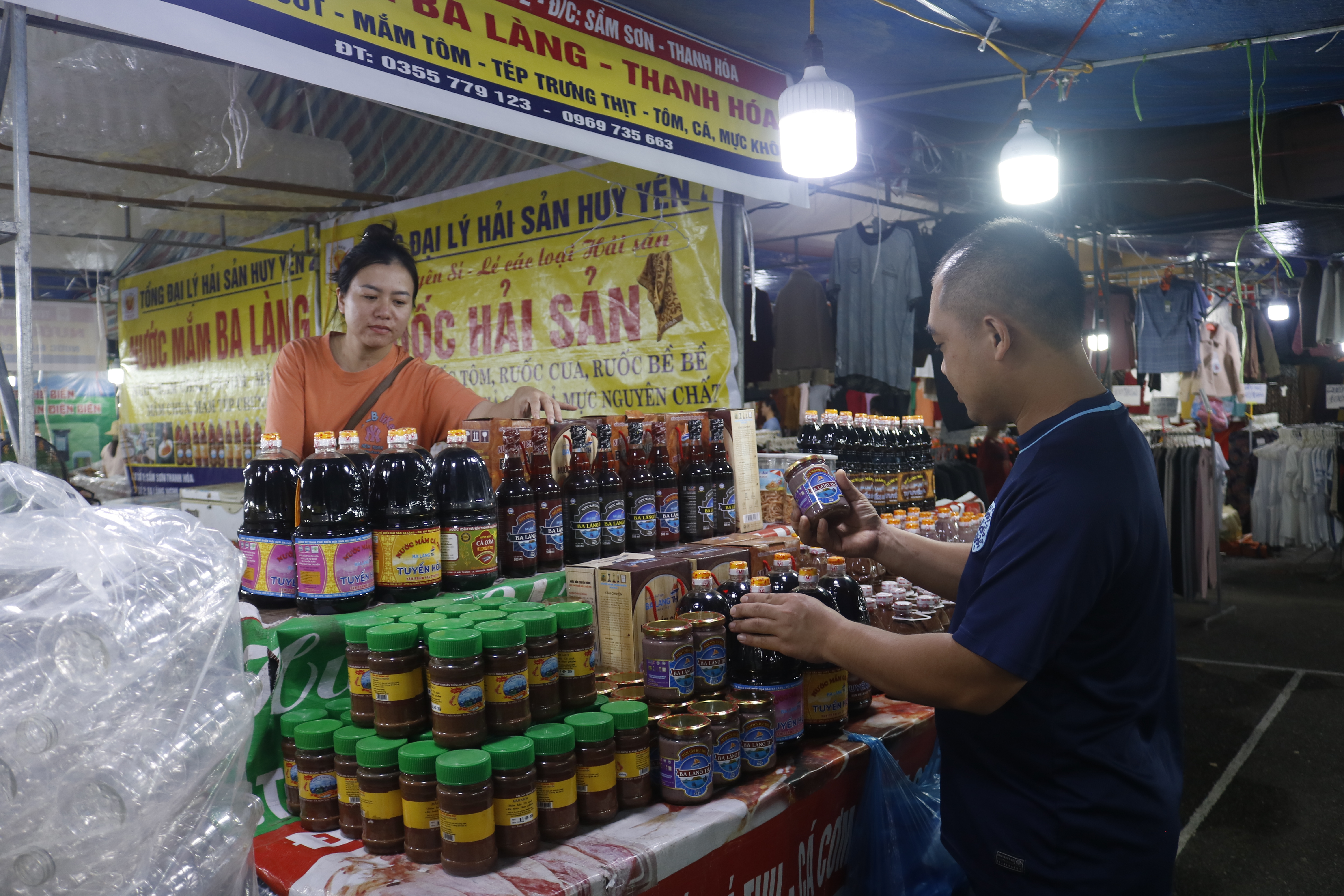 Casi 100 stands participan en la Feria de Bienes de Consumo de Viet Tri City