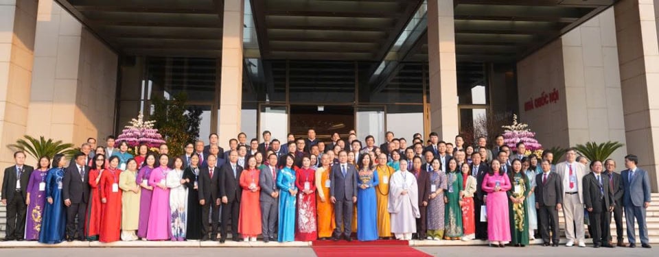 Le président de l'Assemblée nationale, Tran Thanh Man, a pris une photo souvenir avec la délégation de Vietnamiens d'outre-mer exceptionnels. 