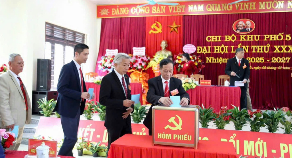 Les cadres et les membres du parti de la région de Tho Xuan, du quartier de Tran Phu, de la ville de Mong Cai votent pour élire le secrétaire de la cellule du Parti directement lors du congrès de la cellule du Parti.