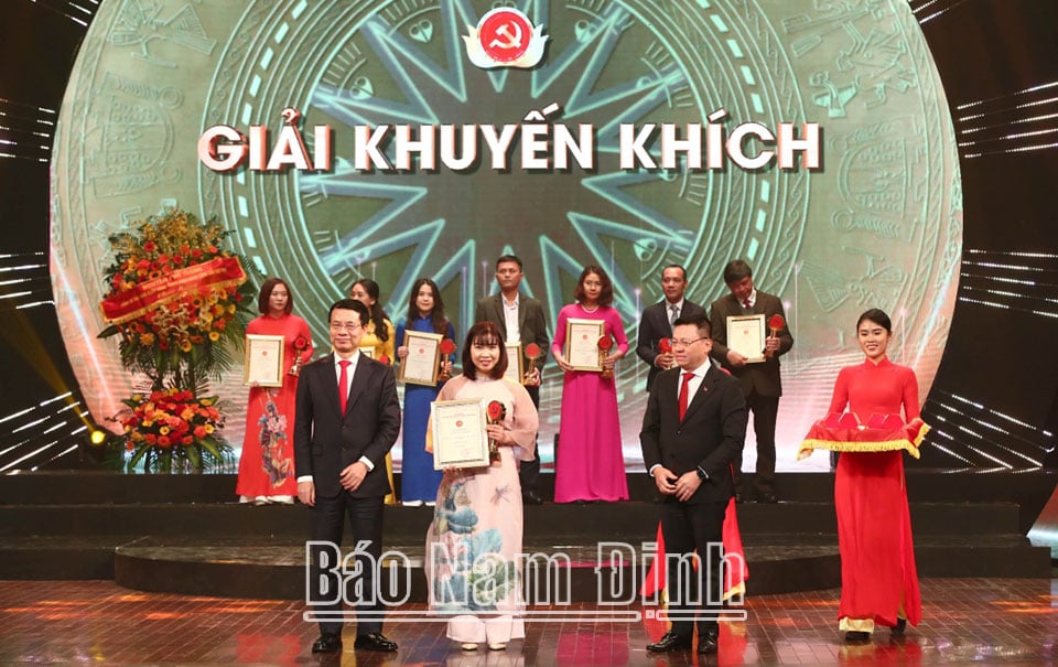The 3-part series “Party development in religious areas - “sifting sand… to find the source” (Author group Nguyen Hoa Xuan – Nguyen Van Huynh) won the Encouragement Prize of the Golden Hammer and Sickle Award