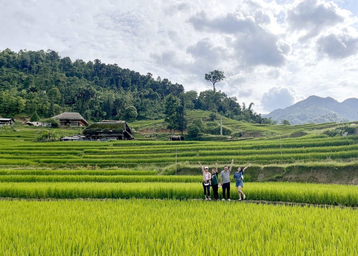 Du khách tham quan, trải nghiệm tại thôn Xà Phìn.
