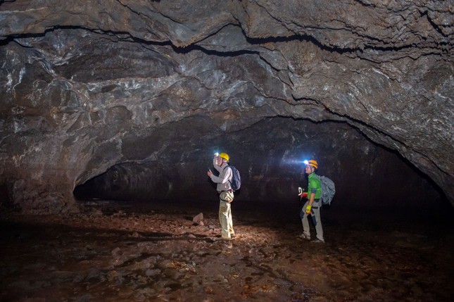 'Entrando' en la cueva volcánica más magnífica del sudeste asiático en Dak Nong foto 4