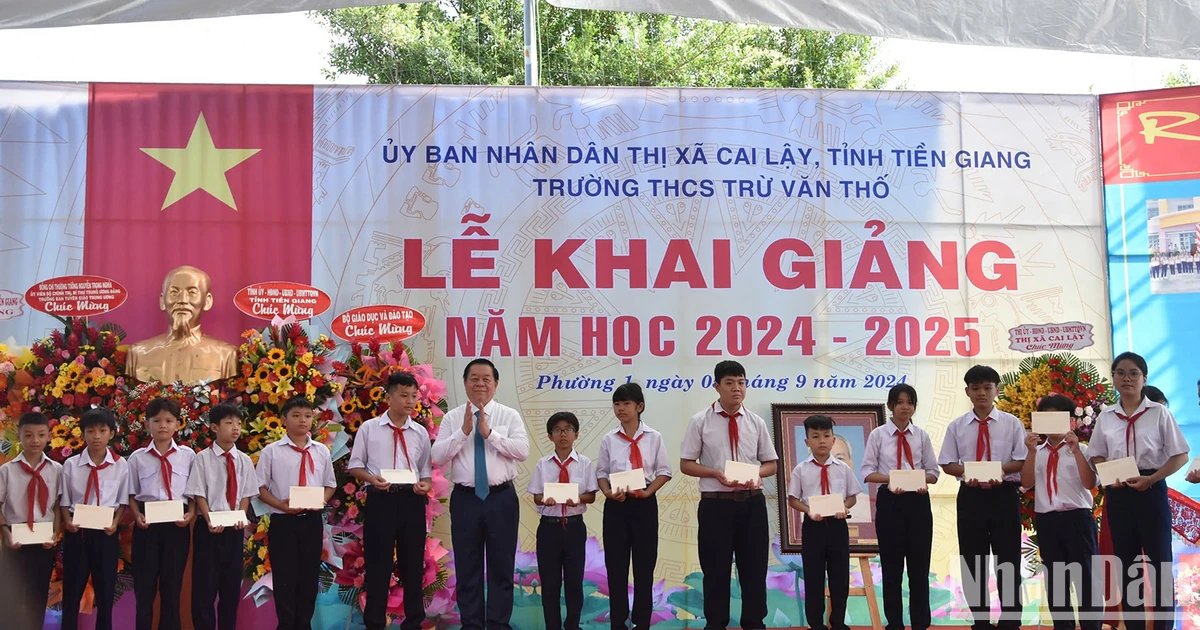 El camarada Nguyen Trong Nghia asistió a la ceremonia de apertura del nuevo año escolar en Tien Giang.