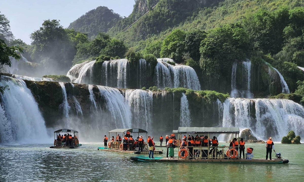 ទឹកធ្លាក់ Ban Gioc គឺជាទឹកធ្លាក់ដ៏ស្រស់ស្អាតបំផុតនៅលើពិភពលោក។